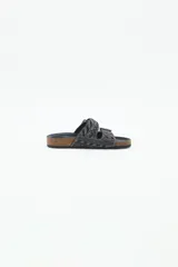 Sandalia baja abierta de cuero con bordado de mostacillas, canutillos y strass en toda la parte exterior. Plantilla de corcho a la vista forrada con cuero y fondo de goma. Hebillas metálicas color peltre.