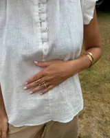 Brazalete rígido de bronce y alpaca maciza, con diseño orgánico irregular.