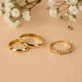 Anillo de oro amarillo 18k con circonias engarzadas en la mitad superior.