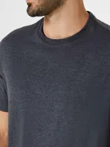 Camiseta marrón de corte recto y mangas cortas.