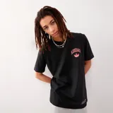 Camiseta negra de algodón con cuello redondo y logo Adidas Originals Varsity en rojo. Corte regular.