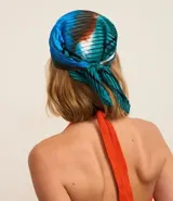 Pañuelo cuadrado de satén plisado con estampa abstracta en tonos celeste y azul. Accesorio de origen sostenible.