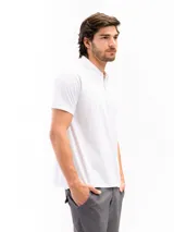 Remera polo negra de jersey con cuello clásico y tapeta de dos botones.