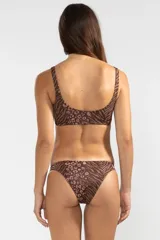 Bombacha de bikini color chocolate con estampado animal print y aro metálico dorado en la cadera.