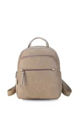 Mochila color caramelo de símil cuero, con dos bolsillos frontales con cierre y bolsillos laterales abiertos. Interior forrado con dos bolsillos con cierre y uno abierto. Tiene asa de mano y correas regulables.