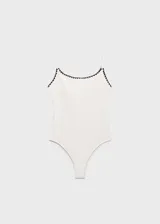 Traje de baño enterizo blanco con ribetes negros, tirantes finos y cuello escotado.