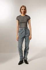 Pantalón de jean celeste con diseño de líneas curvas bordadas y strass. Corte recto y tiro alto.