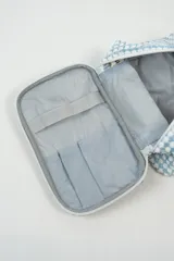 Neceser rectangular con cierre de cremallera, confeccionado en tejido de toalla con textura de motitas en color blanco y rosa pastel.