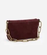 Cartera transversal pequeña color borgoña de gamuza sintética, con tapa y botón a presión, asa mediana de cadena dorada y asa larga fina desmontable.