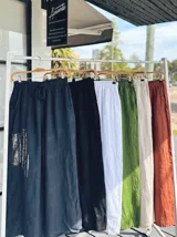 Pantalón ancho tipo palazzo de lino color terracota, con cintura elástica y cordón ajustable.