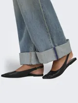 Pantalón de jean celeste de corte ancho, tiro alto y ruedo con dobladillo.