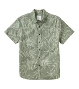 Camisa de manga corta color verde con estampado de hojas blancas, cuello clásico y bolsillo en el pecho. Cierre con botones marrones.