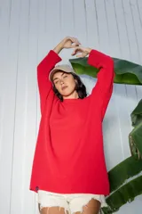 Sweater negro de punto con cuello redondo y corte oversize.