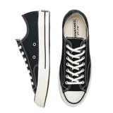 Championes Converse All Star Chuck 70 de caña baja, color negro con detalles en blanco.
