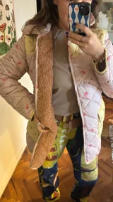 Campera capitoneada con diseño en rombos, forrada en corderito y tela a prueba de agua, ideal para días fríos.