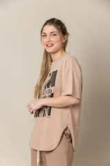 Remera de algodón blanca, de manga corta y cuello redondo, con estampado frontal y tajos a los costados.