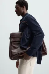 Camisa azul marino de punto con mezcla de lyocell, corte regular, cuello solapa y manga larga.