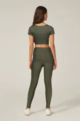 Top deportivo negro de manga corta, confeccionado en poliamida, con cuello redondo y corte ajustado al cuerpo.