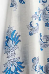 Pollera midi de lyocell con estampado paisley en tonos azules y blancos, de corte holgado, tiro alto y cierre lateral oculto.