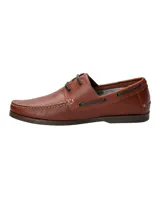 Zapato náutico de cuero marrón con cordones negros, suela de goma y detalle de logo de pato bordado en el lateral.