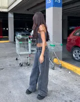 Pantalón de jeans gris oscuro, de corte wide leg y tiro bajo.