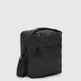 Bolso bandolera negro con correa ajustable y desmontable.
