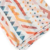 Pañuelo pashmina rectangular de tejido ligero color blanco con estampado de figuras geométricas en tonos naranja, azul y gris.