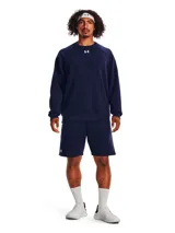 Buzo Under Armour Rival Fleece Crew de hombre, color azul marino, con logo pequeño bordado en el pecho.
