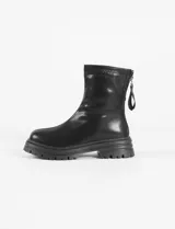 Botas cortas negras de cuero vegano con suela track y cierre trasero con cremallera.