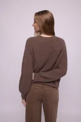 Cárdigan fucsia de mohair con cuello redondo, mangas largas y botones al tono.