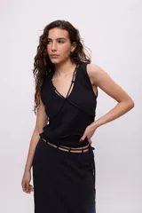 Musculosa celeste de algodón con escote en V y breteles finos.