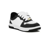 Zapatillas deportivas en combinación de negro y blanco, con cordones y detalles en el diseño.