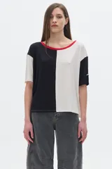 Remera oversized colorblock en rib, con mangas cortas y cuello redondo con ribete rojo.