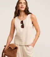 Musculosa sin mangas color crudo, confeccionada en sarga con efecto lino y cuello redondo.