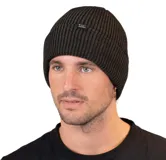 Gorro de lana gris con rayas horizontales negras y etiqueta con el logo de la marca Maui and Sons.