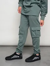 Pantalón de jogging gris con bolsillos cargo laterales y logo de la marca bordado en la pierna.