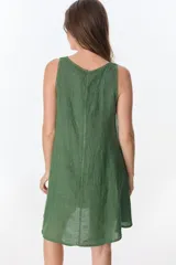 Vestido verde oliva de lino, corte recto, sin mangas y con bolsillos laterales.