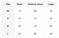 Vestido corto de seda o satén color marrón chocolate, con tirantes finos y detalles de encaje en el escote y el ruedo asimétrico.