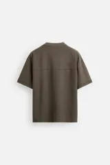 Camiseta negra de corte cuadrado, con cuello redondo, mangas cortas y efecto lavado.
