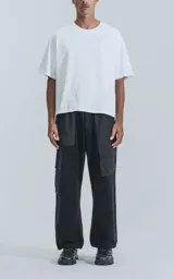 Pantalón jogger negro con múltiples bolsillos, botamanga regulable y cintura elastizada. Confeccionado en algodón combinado con microfibra y calce relaxed fit.