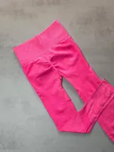 Calza deportiva de corte ajustado en verde militar, ideal para actividades físicas.