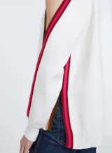 Sweater de punto, color blanco, con corte recto, cuello redondo y mangas largas con detalle calado en los hombros.
