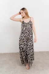 Maxi vestido de breteles finos con estampado abstracto tipo animal print en beige y negro.
