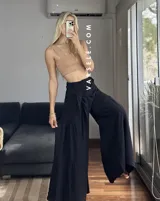 Pantalón palazzo color beige con lazo en la cintura.