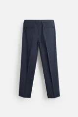 Pantalón de vestir azul marino, de corte recto, con pinzas frontales, bolsillos laterales y traseros de ojal. Se cierra con cremallera y doble botón.