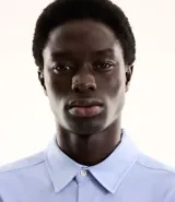 Camisa de vestir celeste en modelo slim fit, con cuello inglés, abotonada adelante, de manga larga con botones en los puños. Confeccionada con tecnología easy care performance que permite mayor elasticidad, secado rápido y menos arrugas.