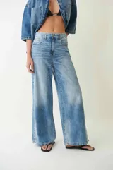 Pantalón de jean celeste de corte amplio y largo hasta por debajo de los tobillos, con efecto desgastado.