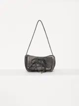 Cartera mini tipo baguette color gris con efecto gastado, confeccionada en cuero ovino. Tiene correa corta de hombro, cierre metálico, bolsillo interno y dos bolsillos frontales con apliques metálicos níquel.