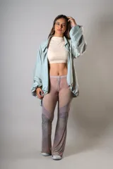 Top corto de lycra de malla color beige, de calce ajustado.