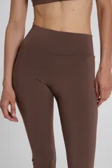 Calza larga marrón acampanada, de tiro alto y cintura con doble tela.